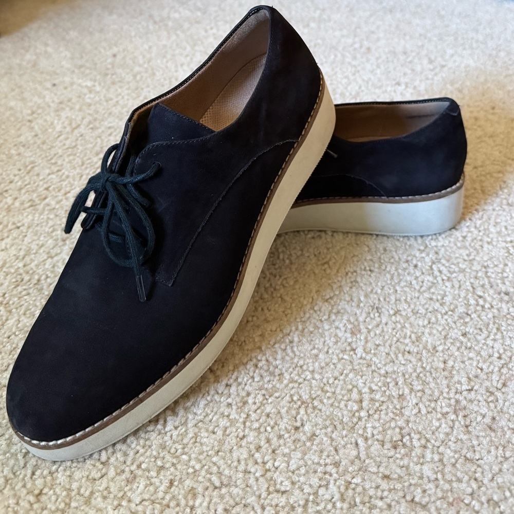 SoftWalk Black Flats with Minimalist Design